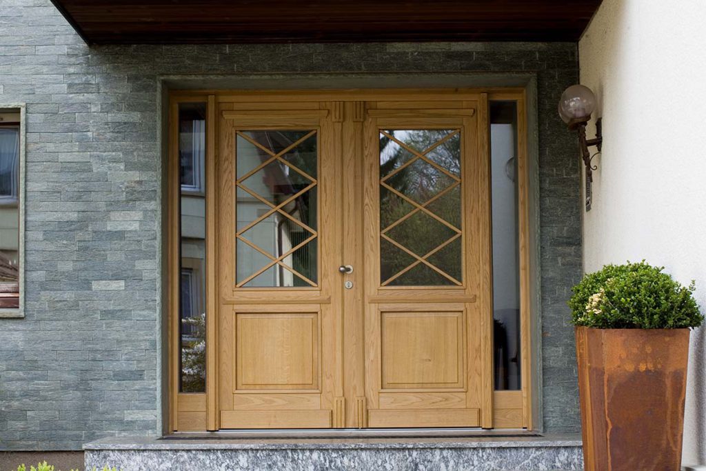 Holzhaustür bauen – Planung, Kosten und Design - Sagen Sie herzlich Willkommen und empfangen Sie Ihre Gäste mit der schönsten Haustür der Stadt.