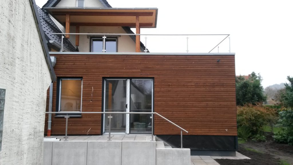 Wohnraumerweiterung mit Dachterrasse - Bei der Wohnraumerweiterung in Detmold sind die Fassadenarbeiten fast abgeschlossen.