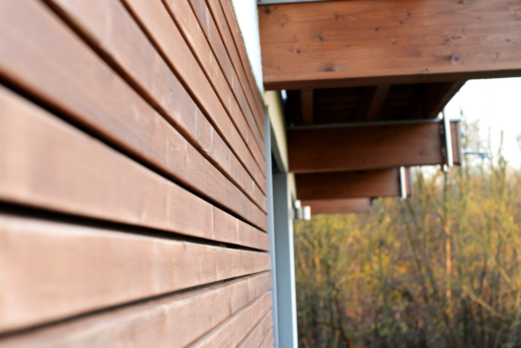 Holzfassade – Vom Spezialisten für Fassaden aus Holz - Die Fassade ist eines der wichtigsten Elemente des Hauses. Sie schützt das Gebäude vor verschiedenen Witterungseinflüssen und gibt durch ihre Gestaltungsfähigkeit dem Gebäude ein individuelles Erscheinungsbild.