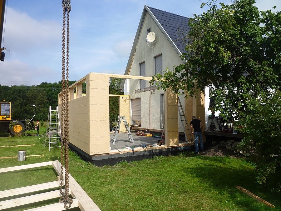 Montagebeginn für einen Anbau in Detmold - Die Montagearbeiten für eine zweigeschossige Wohnraumerweiterung eines bestehenden Einfamilienwohnhauses  in Detmold haben begonnen.